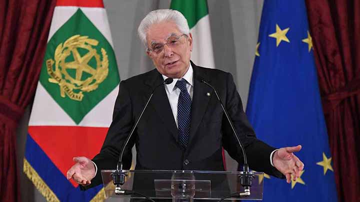 Mattarella al ventaglio