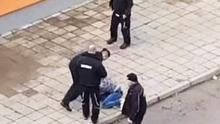Guardie private picchiano due migranti