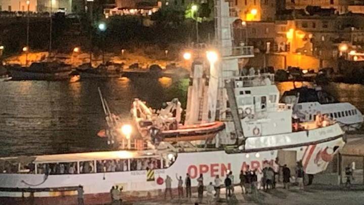 open arms sbarca a lampedusa