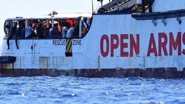 otto migranti sbarcano per gravi emergenze mediche