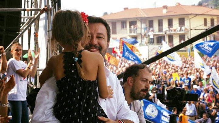 salvini a pontida con la bimba di bibbiano