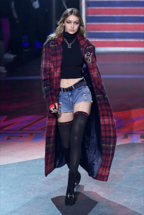 Gigi Hadid sfilata in look tartan