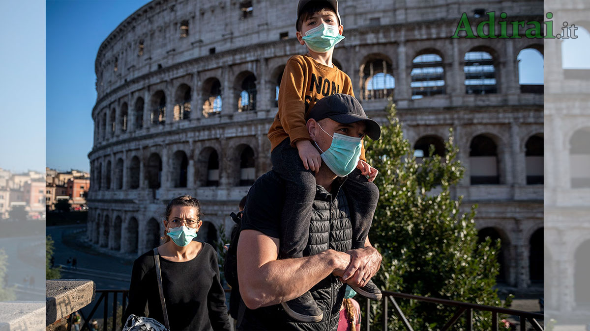 coronavirus italia al colosseo con le mascherine