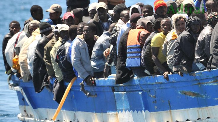 sbarchi migranti fuori controllo a lampedusa